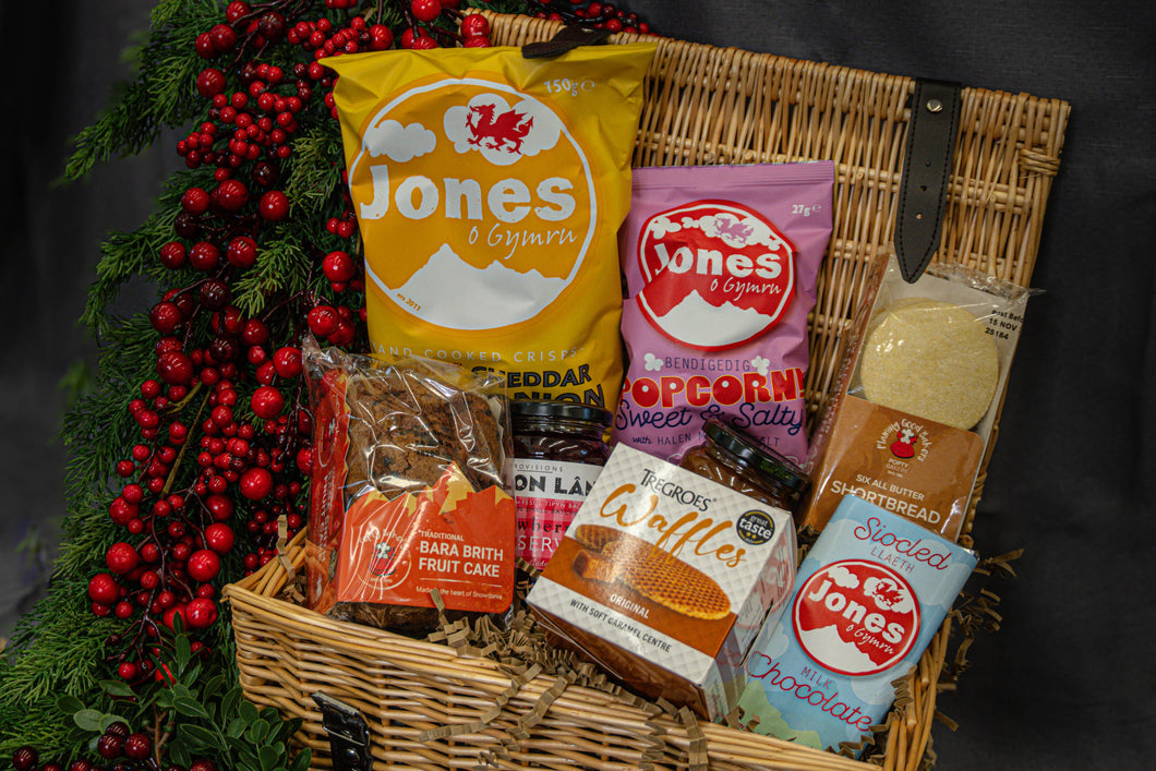 Medium Wicker Christmas Hamper 2025
